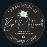 Black Bat Mitzvah Silver Script Floral Waterverf Ronde Sticker<br><div class="desc">Wees trots, blij en vier deze mijlpaal van je favoriete Bat Mitzvah wanneer je deze geavanceerde, gepersonaliseerde sticker gebruikt! Een prachtige, wonderbaarlijke, witte en faux zilveren glitter floral waterverf, een handgeschreven faux zilveren folie-script en Star van David, evenals een witte sans serif-typografie die een dramatische zwarte achtergrond bedekt. Pas de...</div>