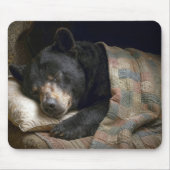 Black Bear Sleeping Under a Quilt Muismat (Voorkant)