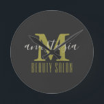 Black Beauty Salon van Anastasia Monogram Ronde Klok<br><div class="desc">Black Beauty Salon van Anastasia Monogram . Goudmonogram met naam van bedrijf en eigenaar op zwarte achtergrond. Pas het aan met je eigen informatie. @Miri Creations - Creëer voor jou alleen met jou in gedachten!
Copyright Miri Creations, alle rechten voorbehouden.</div>