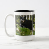 Black Beer Hiding in Forest Wildlife Foto Tweekleurige Koffiemok (Links)