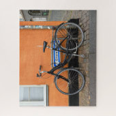 Black Bicycle Against Oranje Wall, Aarhus, Denemar Legpuzzel (Verticaal)
