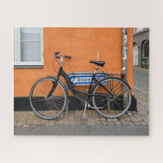 Black Bicycle Against Oranje Wall, Aarhus, Denemar Legpuzzel (Horizontaal)