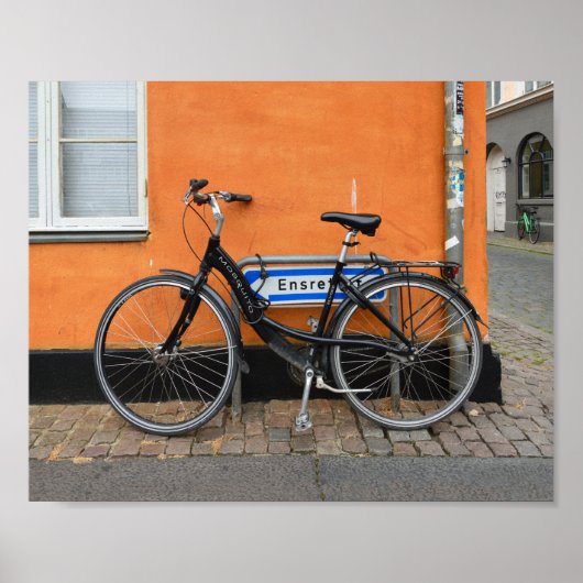 Black Bicycle Against Oranje Wall, Aarhus, Denemar Poster (Voorkant)
