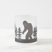 Black Big Foot Sasquatch Yeti Swamp Ape Cryptid Matglas Koffiemok (Center)