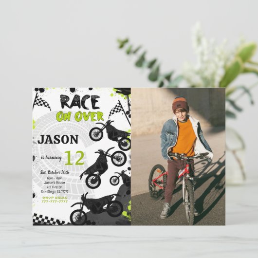 Black Bike Verjaardag Foto uitnodiging (Staand voorkant)