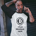 Black Bitcoin Logo Symbool Aangepast Bericht T-shirt<br><div class="desc">Voeg uw eigen slogan of aangepast bericht toe aan dit grafisch t-shirt met een Bitcoin-logo in zwart met jouw tekst hieronder in bijpassende zwarte letters.</div>