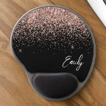 Black Blush Roze Rose Gold Glitter Girly Name Gel Muismat<br><div class="desc">Black and Roos Gold - Blush Pink Glitter Monogram Name and Initiaal Mousepad (Muismat). Dit maakt de perfecte liefhebbende 16 verjaardag,  bruiloft,  vrijgezellenfeest,  verjaardagsdag,  baby shower of vrijgezellenfeest voor iemand die van luxe glam en stijl houdt.</div>