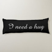 Black body pillow with custom text | I need a hug Lichaamskussen (Achterkant)