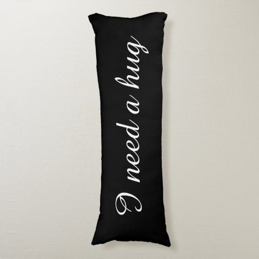 Black body pillow with custom text | I need a hug Lichaamskussen (Voorkant Verticaal)
