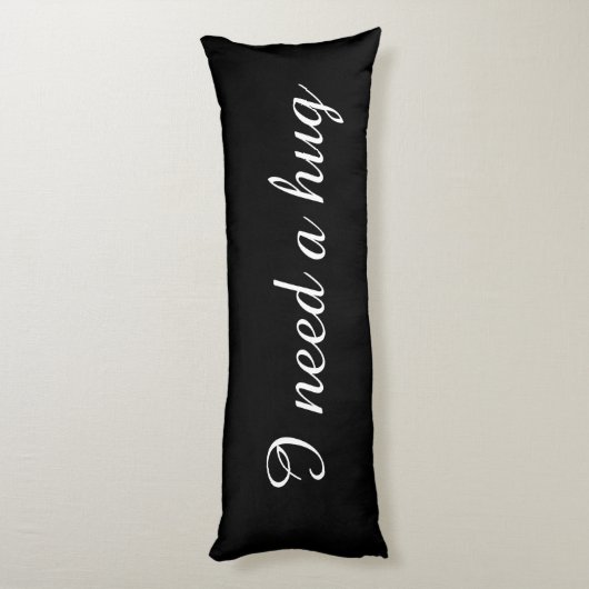 Black body pillow with custom text | I need a hug Lichaamskussen (Achterkant (Verticaal))