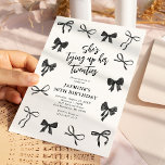 Black Bow 30e verjaardagsfeestje Kaart<br><div class="desc">Maak uw verjaardagsevenement onvergetelijk met onze Coquette 30e verjaardag uitnodigingen. Deze uitnodigingen zijn prachtig ontworpen met stijlvolle zwarte waterverf bogen en een elegante tekst sjabloon,  waaronder de titel "ze bindt haar twintiger jaren".</div>