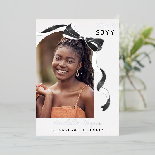 Black Bow Arch Foto Zilverfolie Afstuderen Folie Uitnodiging (Staand Voorkant)