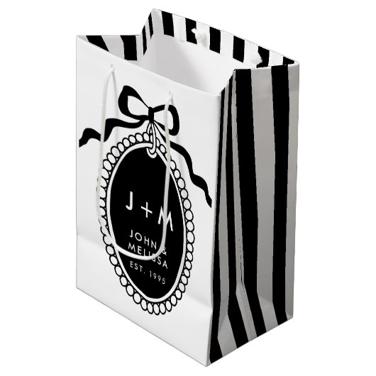 Black Bow Coquette Anniversary Charm Medium Cadeauzakje (Voorkant Gekanteld)