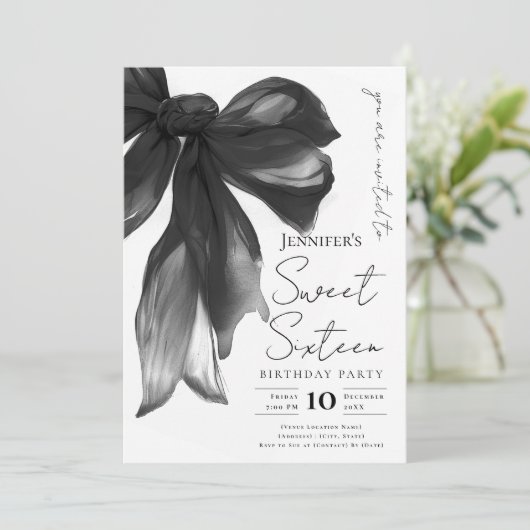 Black Bow Coquette Script Sweet 16 Party Kaart (Staand voorkant)