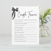 Black Bow Couple Trivia Vrijgezellenfeest Game Kaart (Staand voorkant)