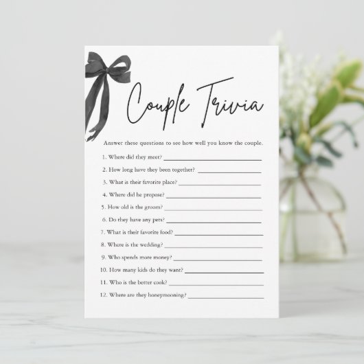 Black Bow Couple Trivia Vrijgezellenfeest Game Kaart (Staand voorkant)