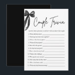 Black Bow Couple Trivia Vrijgezellenfeest Game Kaart<br><div class="desc">Test de kennis van uw gasten over de bruid en bruidegom met dit leuke en elegante Black Bow Couple Trivia-spel 🖤🎀! Gasten zullen vragen beantwoorden over het paar, van hoe ze elkaar hebben ontmoet tot hun favoriete dingen - wie het meest recht krijgt, wint! 💕 Met een chique minimalistische zwarte...</div>