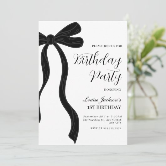 Black Bow First Birthday Party Invitation Kaart (Staand voorkant)