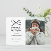 Black Bow Graduation Party Uitnodiging (Staand voorkant)