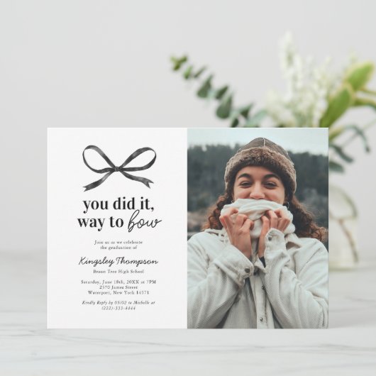 Black Bow Graduation Party Uitnodiging (Staand voorkant)
