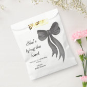 Black Bow She's Tying the Knot Bridal Shower  Bedankzakje (Gezegeld)