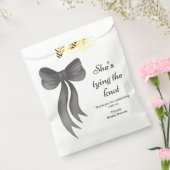 Black Bow She's Tying the Knot Bridal Shower  Bedankzakje (Gezegeld)