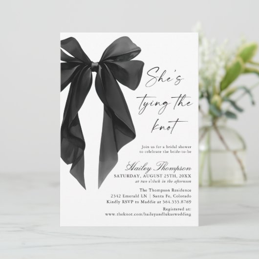 Black Bow She's Tying The Knot Bridal Shower Kaart (Staand voorkant)