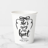 Black Bow She's Tying the Knot Bridal Shower Papieren Bekers (Achterkant)