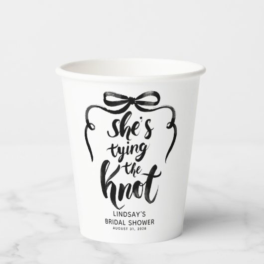 Black Bow She's Tying the Knot Bridal Shower Papieren Bekers (Voorkant)