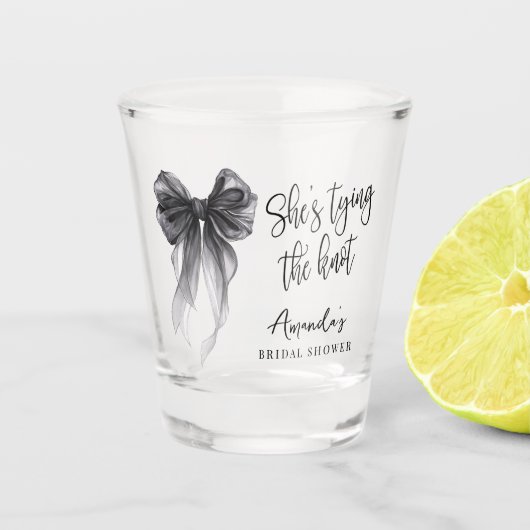 Black Bow She's tying the knot Bridal Shower Shot Glas (Voorkant)