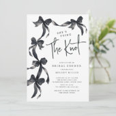 Black Bow Tying Knot Bruids Douche Uitnodiging (Staand voorkant)