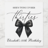 Black Bow Tying Up Her Thirties 40th Birthday Wijn Etiket (Enkel label)
