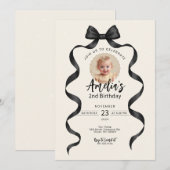 Black Bow Verjaardag Elke Leeftijd Foto Uitnodigin Kaart (Voorkant / Achterkant)