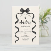 Black Bow Verjaardag Elke Leeftijd Uitnodiging (Staand voorkant)