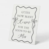 Black Bow Vrijgezellenfeest Raad eens hoeveel kuss Reclamebord Met Voetstuk (Voorkant)