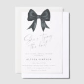 Black Bow Ze bindt het knoop Vrijgezellenfeest Vellum Uitnodigingen (Offset)