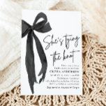 Black Bow Ze is de knoop Vrijgezellenfeest Kaart<br><div class="desc">De "Black Bow She's Tying the Knot Bridal Shower Invitation" straalt elegantie en verfijning uit en vormt de perfecte toon voor een gedenkwaardig feest. Deze uitnodiging is voorzien van een strak zwart strikontwerp en symboliseert prachtig de aanstaande bruid die de knoop aan het knopen is. Het minimalistische maar stijlvolle ontwerp...</div>