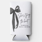 Black Bow Ze is de knoop Vrijgezellenfeest Seltzer Blikjeskoeler (Voorkant)