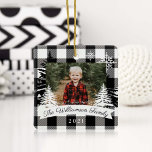 Black Buffalo Pset Rustic Pine Tree Familie Foto Keramisch Ornament<br><div class="desc">Het boerderij is een flinke kerstboom,  een familiefornament. De versiering kan met de familienaam,  het jaar,  en de foto worden aangepast. Zwart scharrelplein met roestpijnbomen en sneeuwvlokken. De familienaam wordt getoond in een witte banner. Kunstwerk van Muthology Papery.</div>