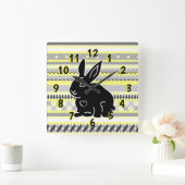 Black Bunny Silhouette over Gellow Grey Pattern Pl Vierkante Klok (Huis)