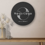 Black Business logo Minimal merk Bedrijfsmuur Ronde Klok<br><div class="desc">Aangepaste wandklok met een eenvoudig minimaal ontwerp. Voeg je logo en tekst toe.</div>