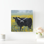 Black Calf in a Field of Sunflowers Vierkante Klok (Huis)