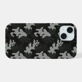 Black Camouflage Pattern iPhone 15 Case (Achterkant horizontaal)