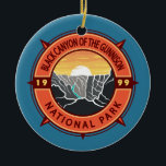 Black Canyon van de Gunnison National Park Compass Keramisch Ornament<br><div class="desc">Zwart kanon van het ontwerp van de Gunnisvectorillustratie. Het park omringt een deel van een diepe,  steile kloof die door het Preambrian-gesteente door de Gunnison-rivier is gesneden. Het wild omvat muilherten,  elanden en gouden adelaars.</div>