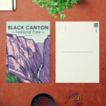 Black Canyon van de Vintage van het Gunnison Natio Briefkaart<br><div class="desc">Zwarte Canyon-vectorillustraties ontwerpen. Het park omringt een deel van een diepe,  steile kloof die door het Preambrian-gesteente door de Gunnison-rivier is gesneden. Het wild omvat muilherten,  elanden en gouden adelaars.</div>