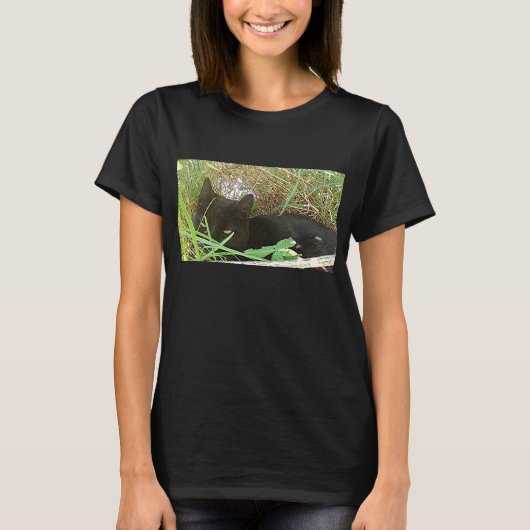 Black Cat Hiding in Grass T-shirt (Voorkant)