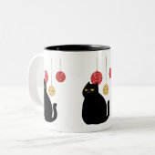 Black Cat met Kerst Ornamenten Mok (Voorkant links)