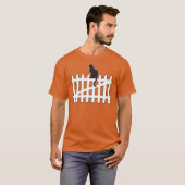 Black Cat Sitting on White Picket Fence Waiting T-shirt (Voorkant volledig)