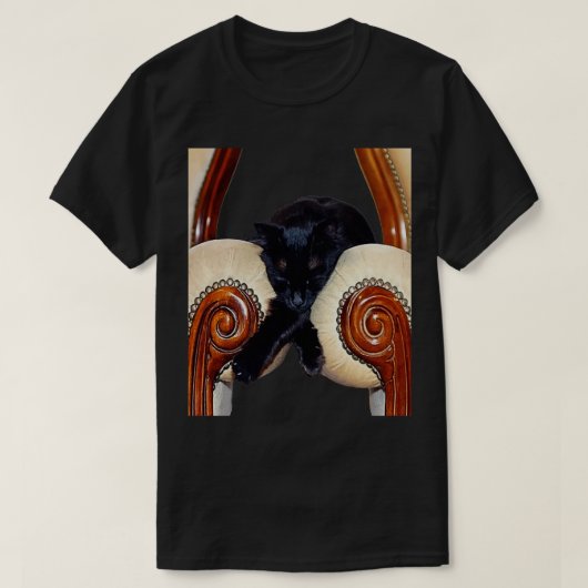 Black Cat Slouched between Two Chairs Legs Crossed T-shirt (Design voorkant)
