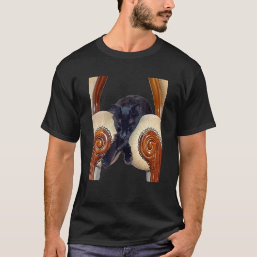 Black Cat Slouched between Wo Chairs Legs Crossed T-shirt (Voorkant)